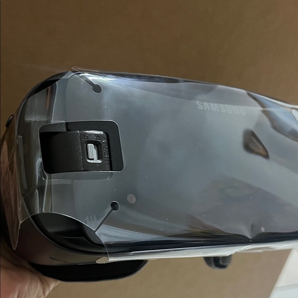Samsung Gear VR Headset with Controller - Dark Gray - Picture 13 of 16